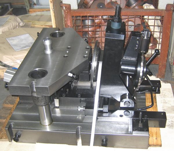 Construction and manufacture of stamping machines, clamping units and moulds for plastics